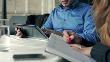 Patron onun çalışan için iş planı açıklar