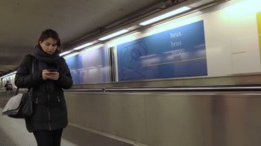 Metro'da cep telefonu kullanan kadın