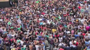 konser sırasında kalabalık portresi