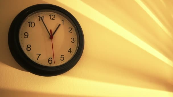 Часы на белой стене — стоковое видео