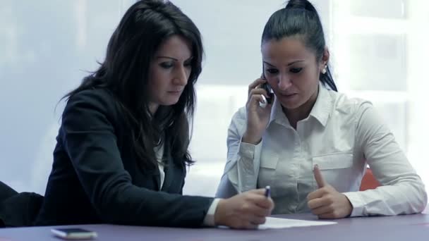 Obchodní lidé diskutovat společně své strategie na schůzce v kanceláři — Stock video