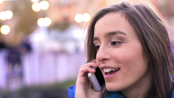 Portrait of a young woman on a phone in city street — Stock Video