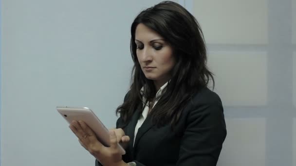 Podnikání žena pomocí tabletového počítače — Stock video