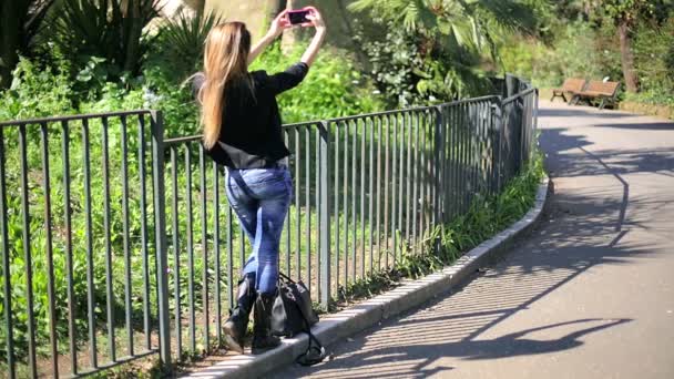 Mujer encantadora con gafas de sol — Vídeos de Stock