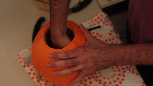 Hombre haciendo linterna de calabaza — Vídeos de Stock