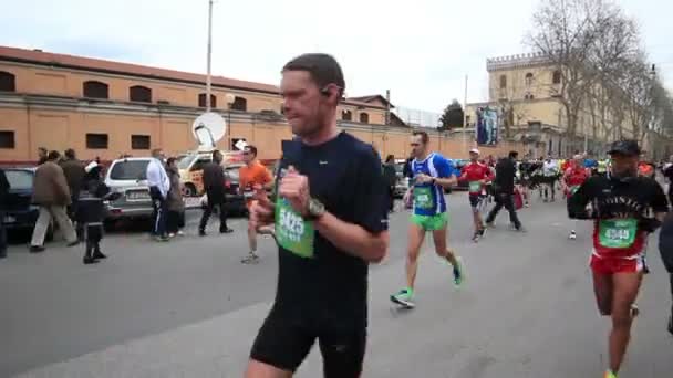 Pessoas correndo na Maratona de Roma — Vídeo de Stock