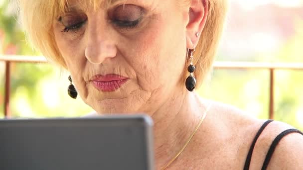 Mulher digitando em um laptop — Vídeo de Stock