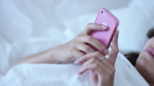 Mulher usando smartphone na cama — Vídeo de Stock