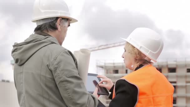 Trabalhadores da construção discutindo planos — Vídeo de Stock