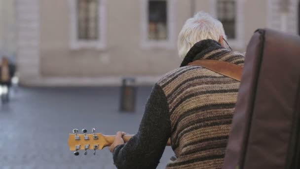 Artista callejero tocando guitarra — Vídeos de Stock