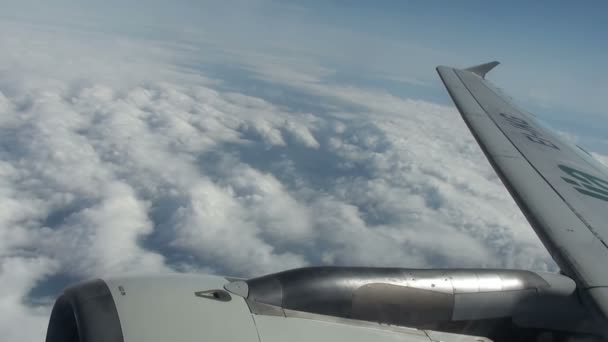 Крыло летящего самолета — стоковое видео