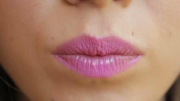 Schattig jong meisje speelt met haar lippen: lippenstift, mond, gezicht, mooie — Stockvideo