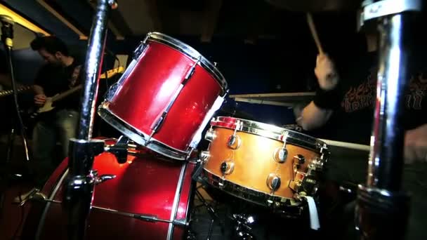 Actuaciones de los músicos, el baterista en primer plano en el estudio — Vídeo de stock