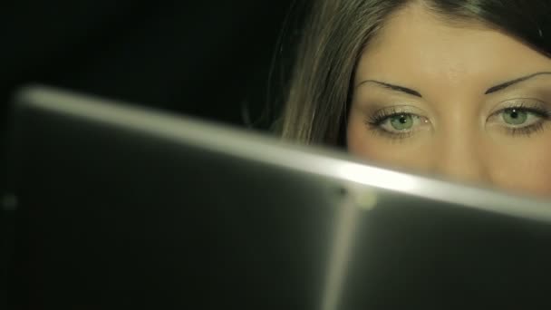Chica bonita está utilizando la tableta: leer algo: Internet, ordenador, web, mira — Vídeo de stock