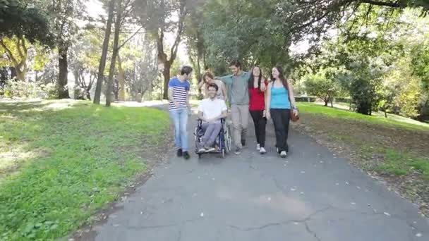 Людина з інвалідністю з групою друзів — стокове відео