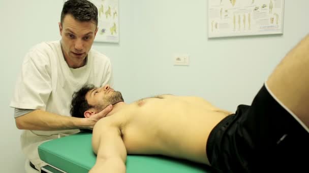 Fisioterapeuta Está Manipulando Cuello Hombre Joven Quiropráctico — Vídeos de Stock