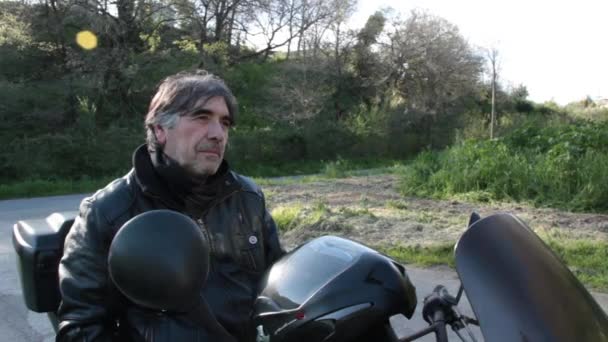 Homme assis sur la moto — Video