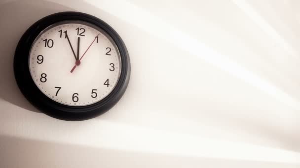 Horloge sur le mur blanc