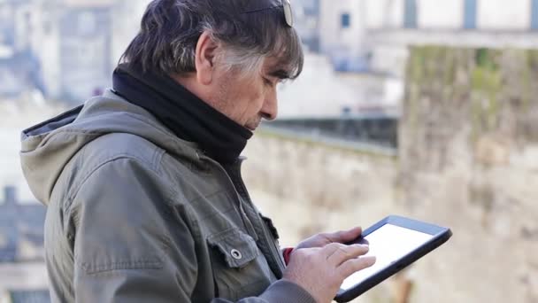 Adulto médio usando tablet digital ao ar livre — Vídeo de Stock