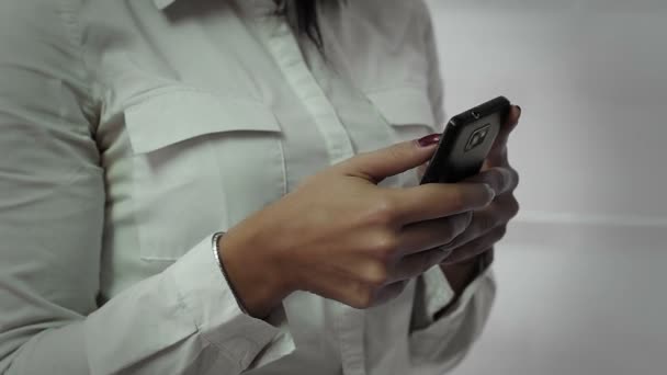 Beautiful businesswoman sending text message — Stock Video