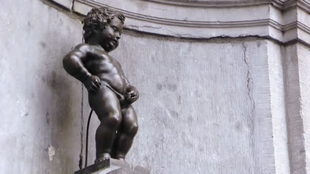 Den berömda Manneken Pis-statyn — Stockvideo