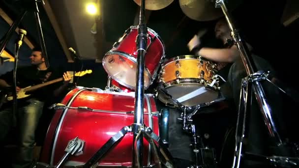 Un baterista en la sala de prácticas — Vídeo de stock