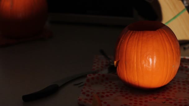 Hombre haciendo linterna de calabaza — Vídeo de stock