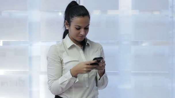 Mujer mensajes de texto en el teléfono móvil — Vídeo de stock