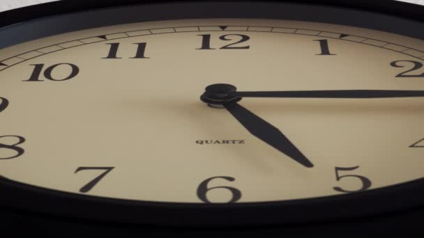 Reloj de pared negro — Vídeo de stock