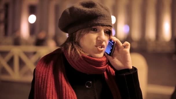 美丽的年轻女子使用的手机 — 图库视频影像