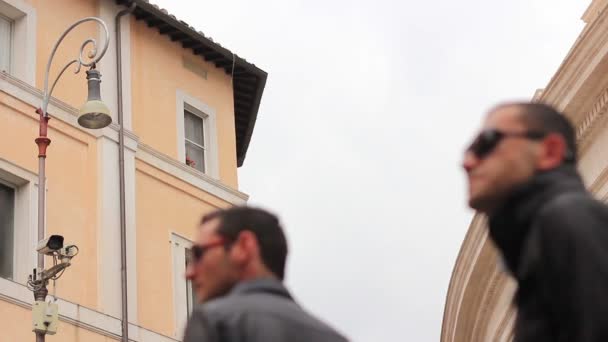 Gente caminando cerca de la Basílica de San Pedro — Vídeos de Stock