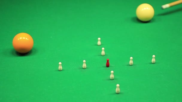 Menschen spielen Neun-Pin-Billard — Stockvideo