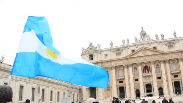 Peregrinos en la plaza de San Pedro durante el primer Ángelus del Papa Francisco — Vídeos de Stock