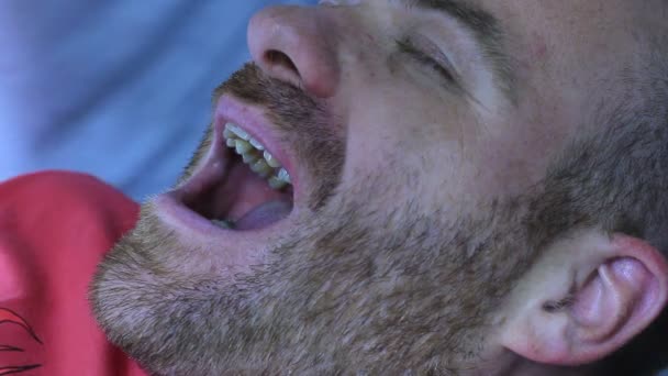 Tandarts - patiënten open mond tijdens mondelinge checkup — Stockvideo