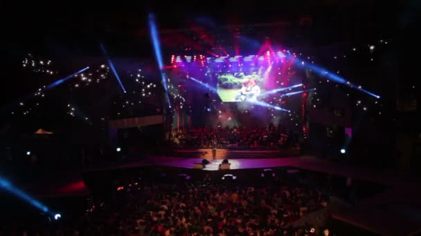 Вид на концерт, ліхтарі сцену і натовп, танці — стокове відео