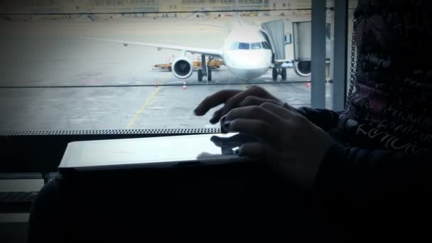 Пассажирка с помощью планшета — стоковое видео