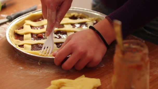 Preparazione di torta con noci — Video Stock