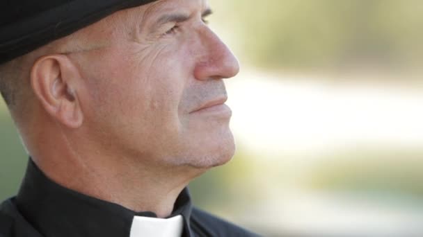 Sacerdote vuelve sus ojos al cielo — Vídeo de stock