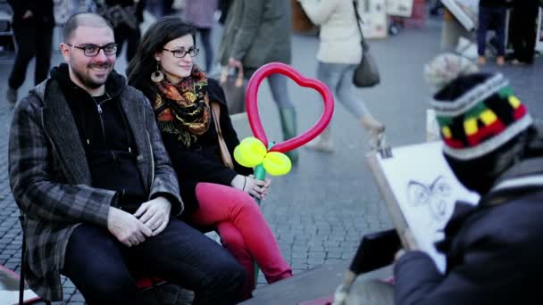 Schilder schetsen portret van twee geliefden — Stockvideo