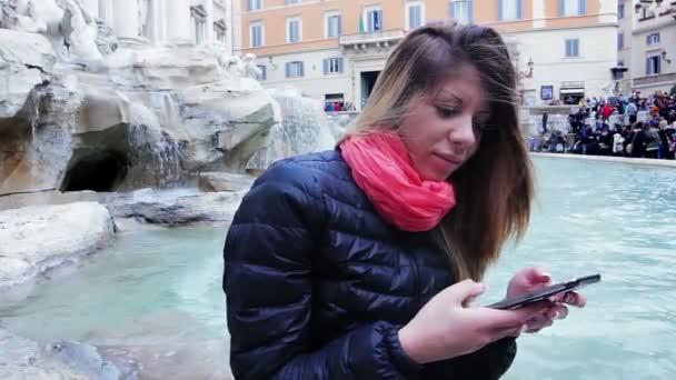 美しい少女の携帯電話の使用 — ストック動画