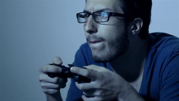 Close-up op jonge man spelen van videogames op Bank — Stockvideo
