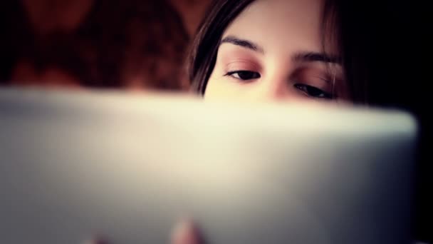 Mulher usando computador tablet na cama — Vídeo de Stock