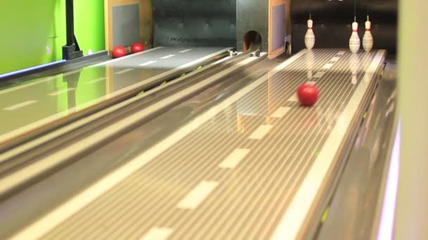 Bowlingklot slår pin — Stockvideo