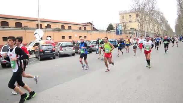 Mensen lopen op de Marathon van Rome — Stockvideo