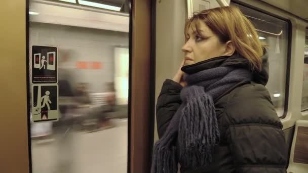 Frau in der U-Bahn — Stockvideo