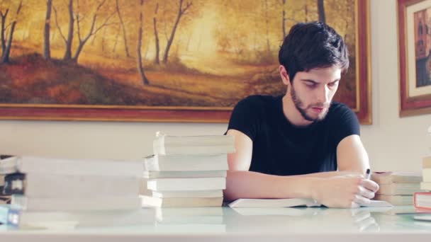 Bello pensieroso giovane uomo che studia — Video Stock