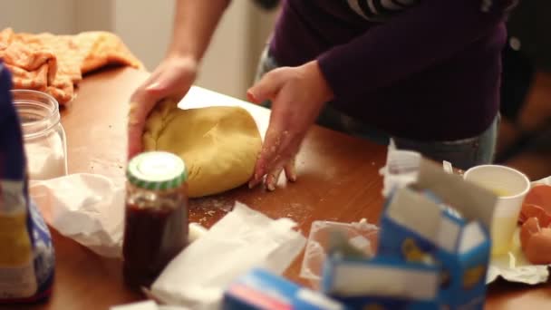 Voorbereiding van de taart met noten — Stockvideo