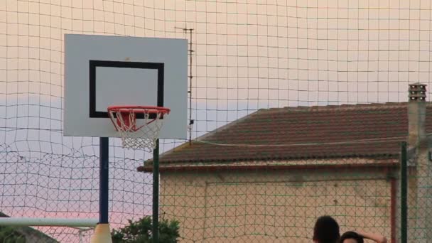 Baloncesto pasando por la red — Vídeo de stock