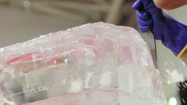 Sculpteur de glace utilisant le ciseau pour sculpter — Video