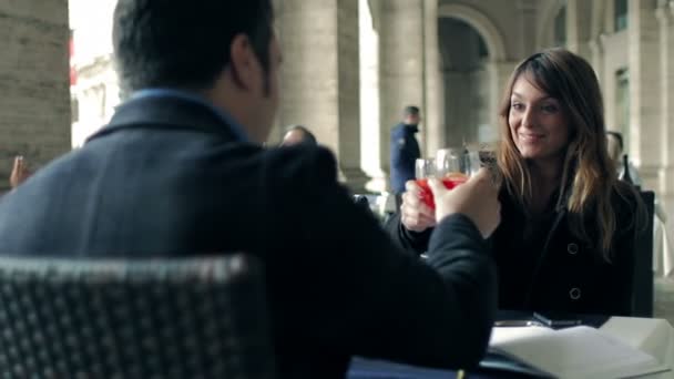 Colegas clinking seus copos de bebida vermelha reunião em um bar elegante — Vídeo de Stock